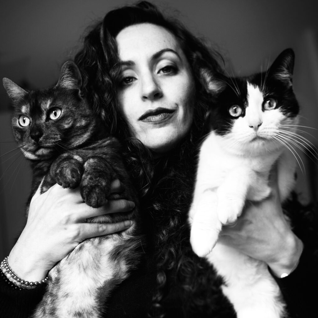Photographe animalier et artiste sur Toulon, autoportrait avec mes deux chats en noir et blanc