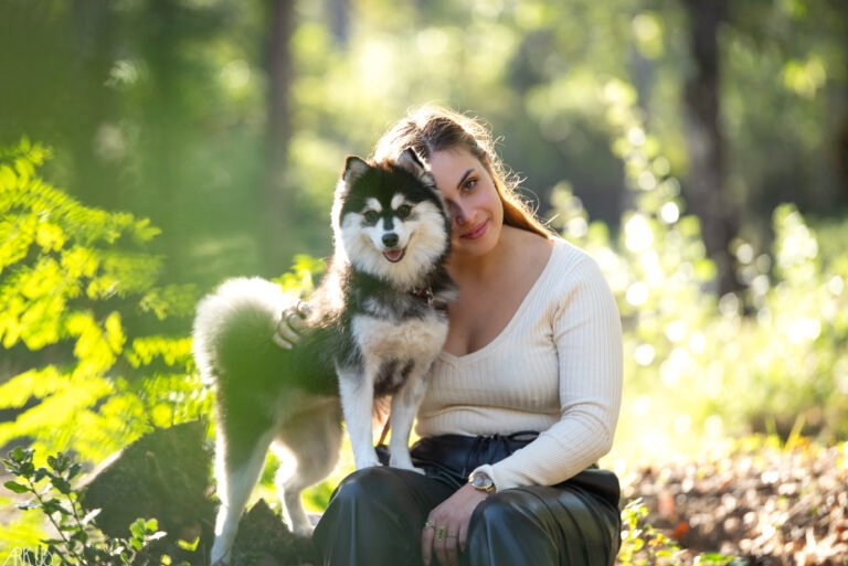 Séance photo en forêt avec un chien pomsky et son humaine ave de la verdure sur Toulon avec une photographe animalier