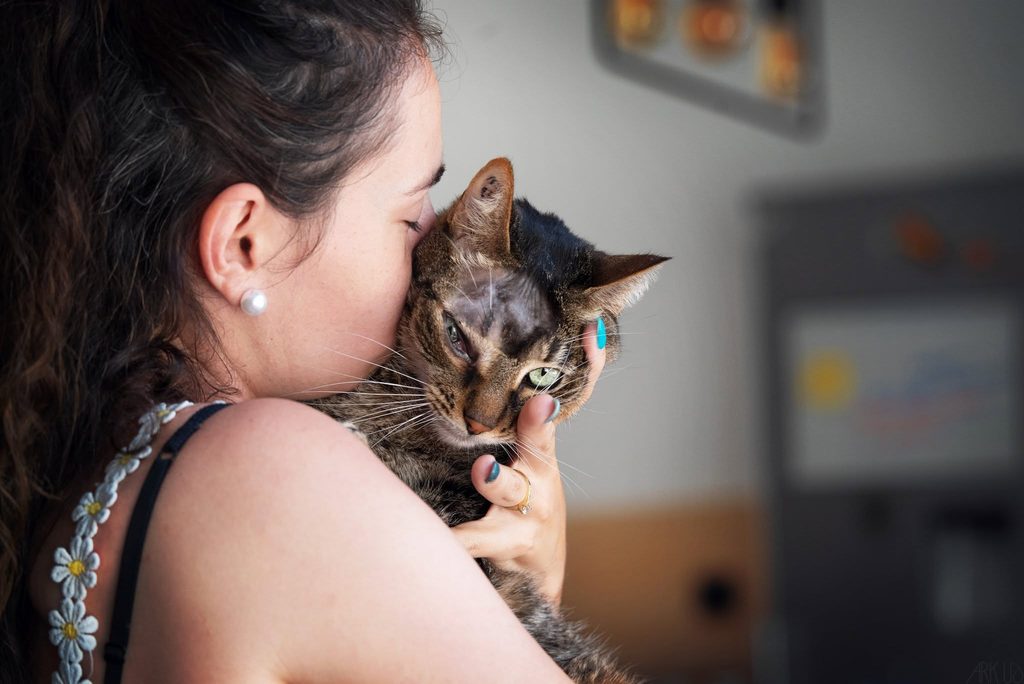 Marion embrasse son chat Mowgli atteint d’un cancer derrière l’œil