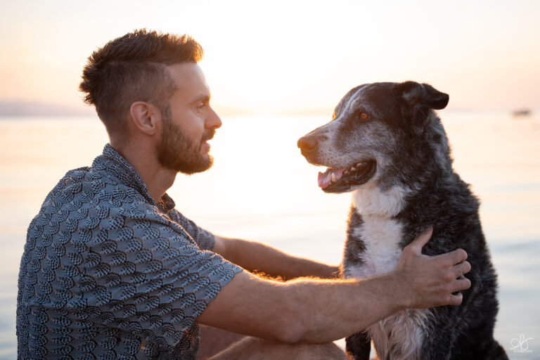 Homme avec son chien lors d’une séance photo à Toulon
